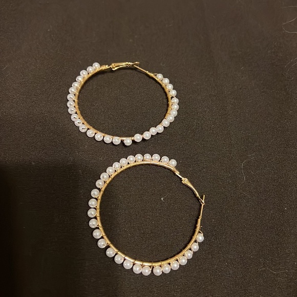 Gold and Pearl costume earrings - Picture 2 of 2